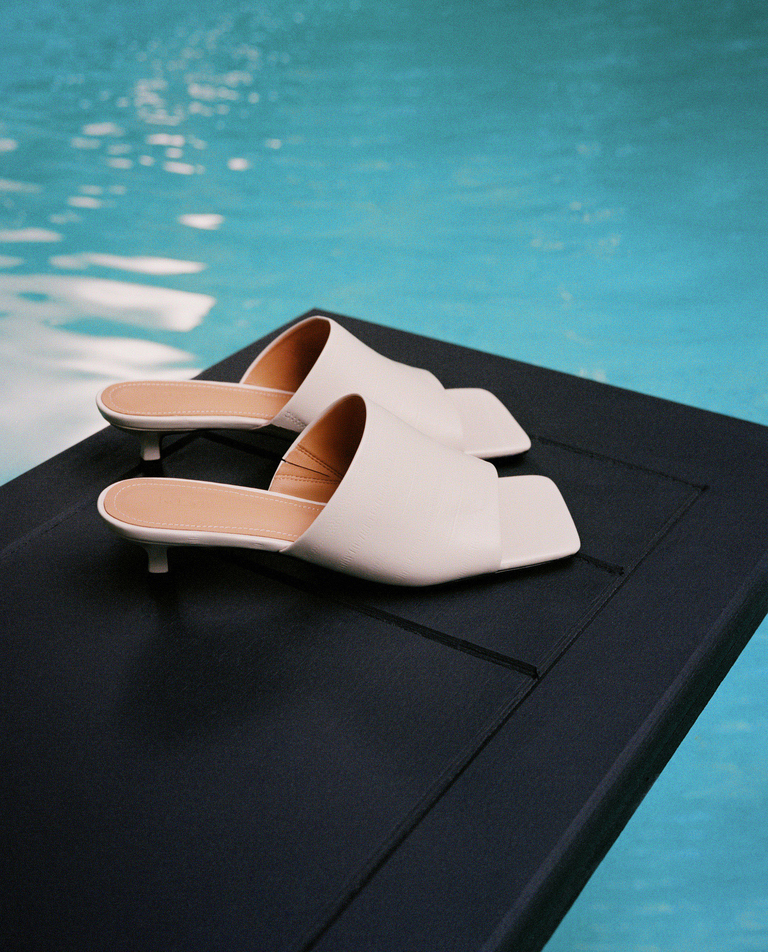 Klapki z tłoczonej skóry na obcasie kitten heels Tamera - Image #5