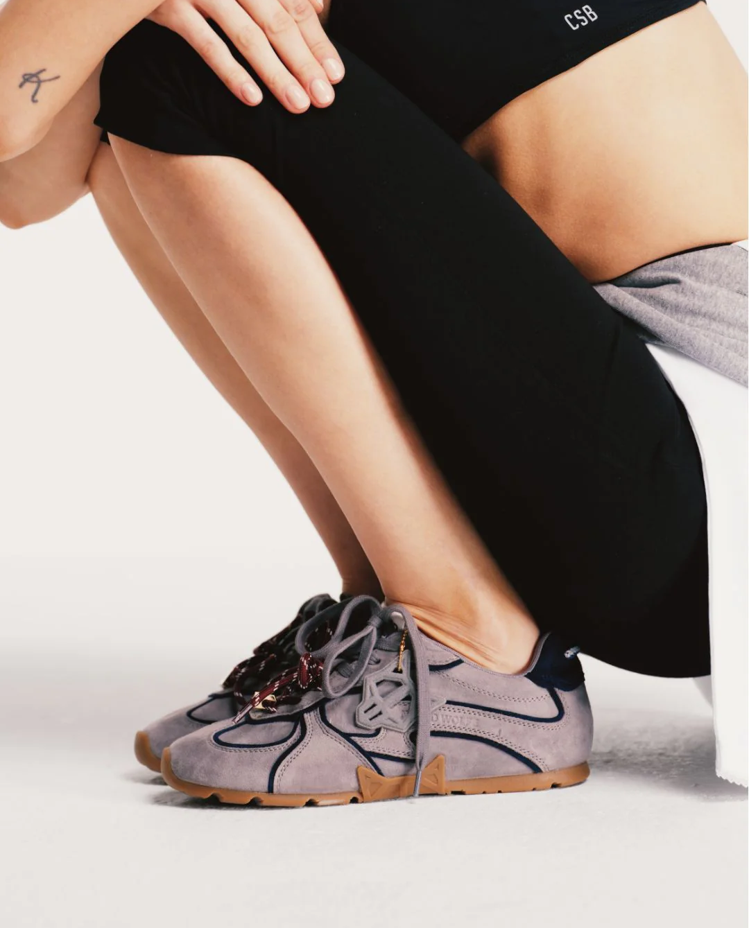 Zamszowe sneakersy Adored Grey Suede - Image #4