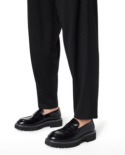 Czarne loafersy przeszywane białą nicią KS BLADEN - Image #1