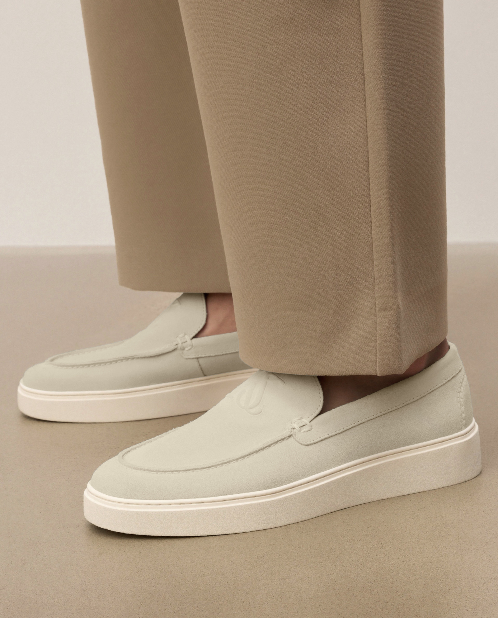 Beżowe loafersy z zamszu na podeszwie typu sneakers KS ETIENNE - Image #1