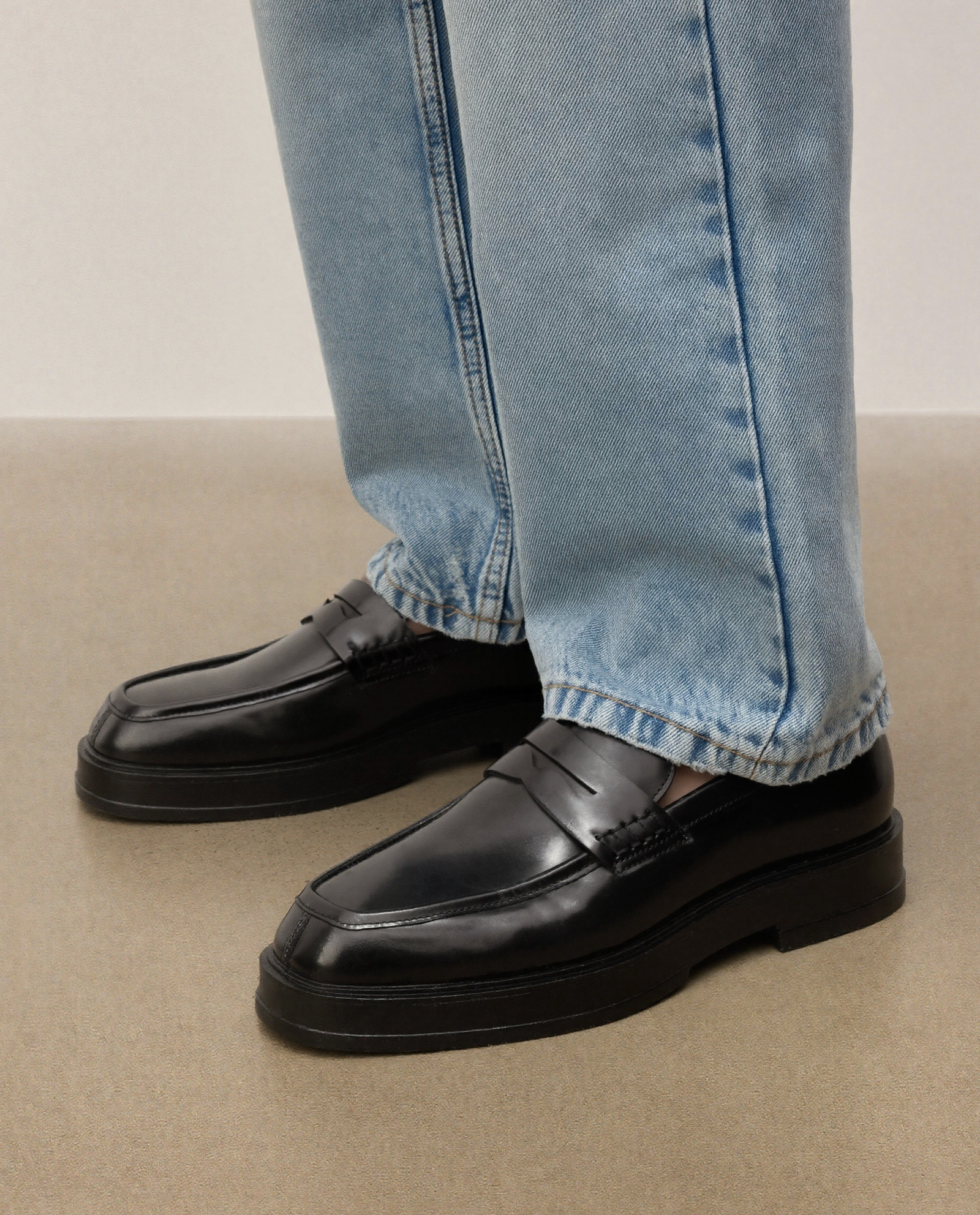 Czarne loafersy slip-on na wyższej podeszwie KS NATANIEL - Image #1