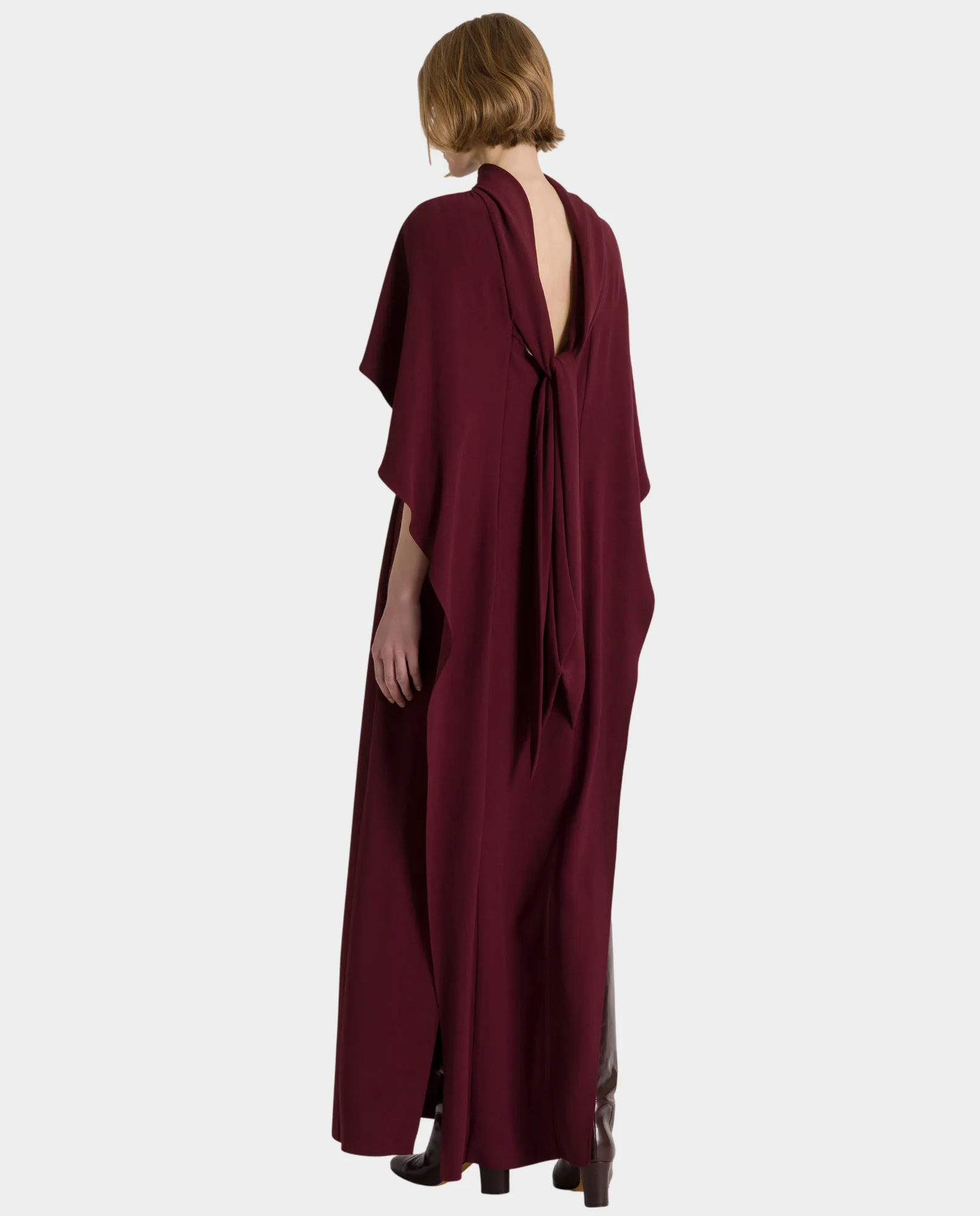 Elegancka bordowa sukienka z peleryną - Image #2