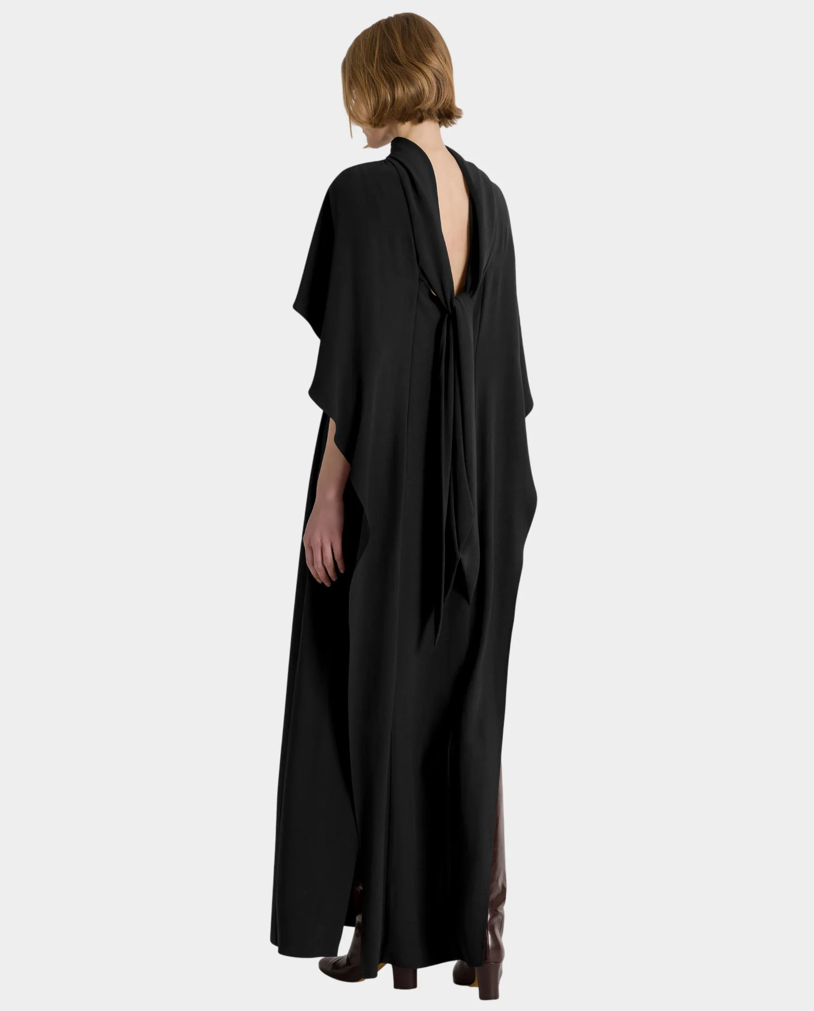 Elegancka czarna sukienka z peleryną - Image #2