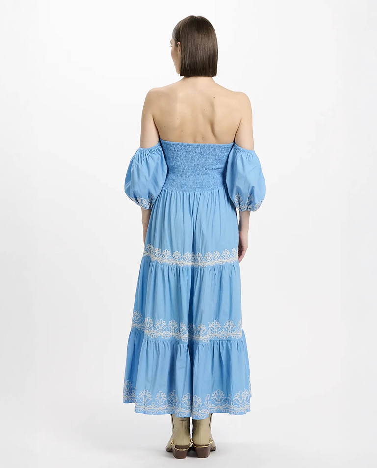 Niebieska sukienka maxi z odkrytymi ramionami Oxane - Image #3