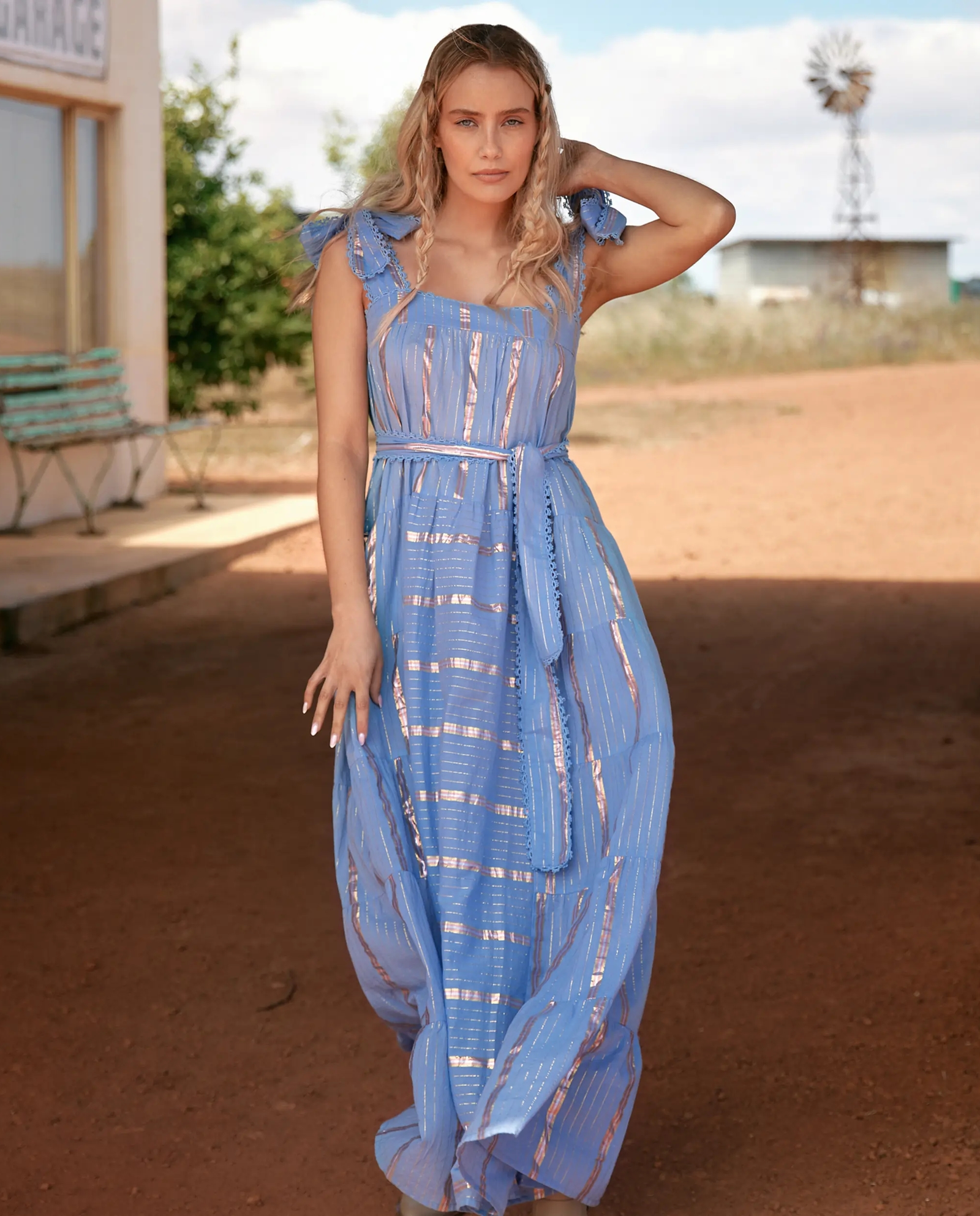 Niebieska sukienka maxi z paskiem Aly - Image #4