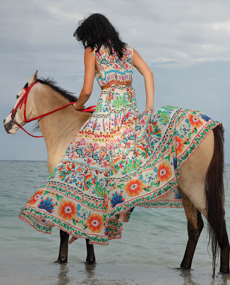 Sukienka maxi w kolorowy print Neela - Image #4