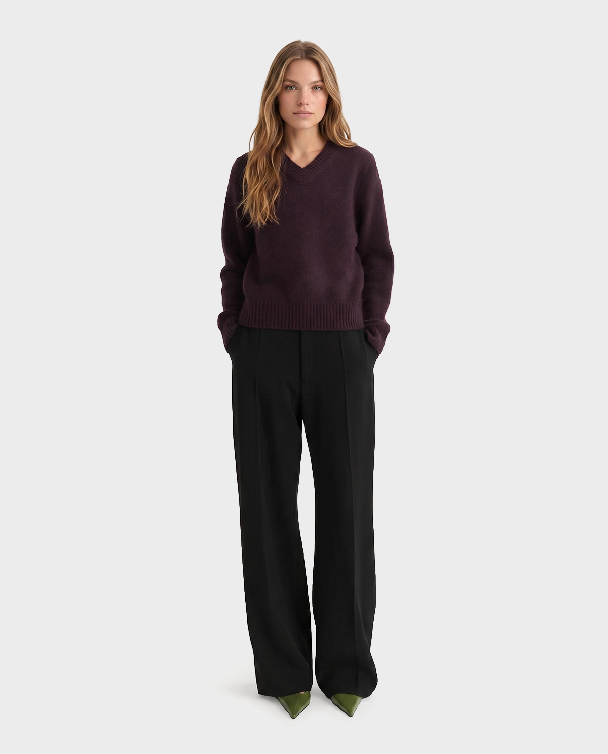 Burgundowy sweter z dekoltem w serek - Image #2