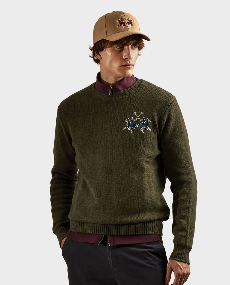 Oliwkowy sweter z haftowanym logo