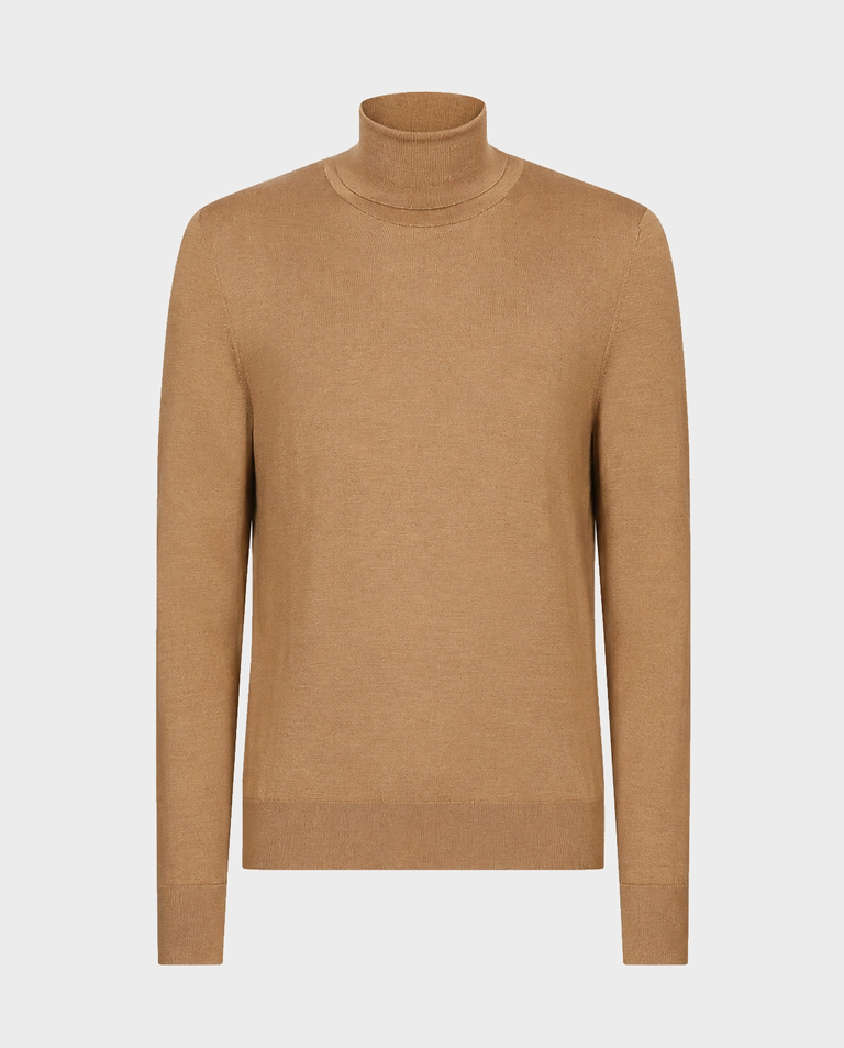 Brązowy sweter z golfem