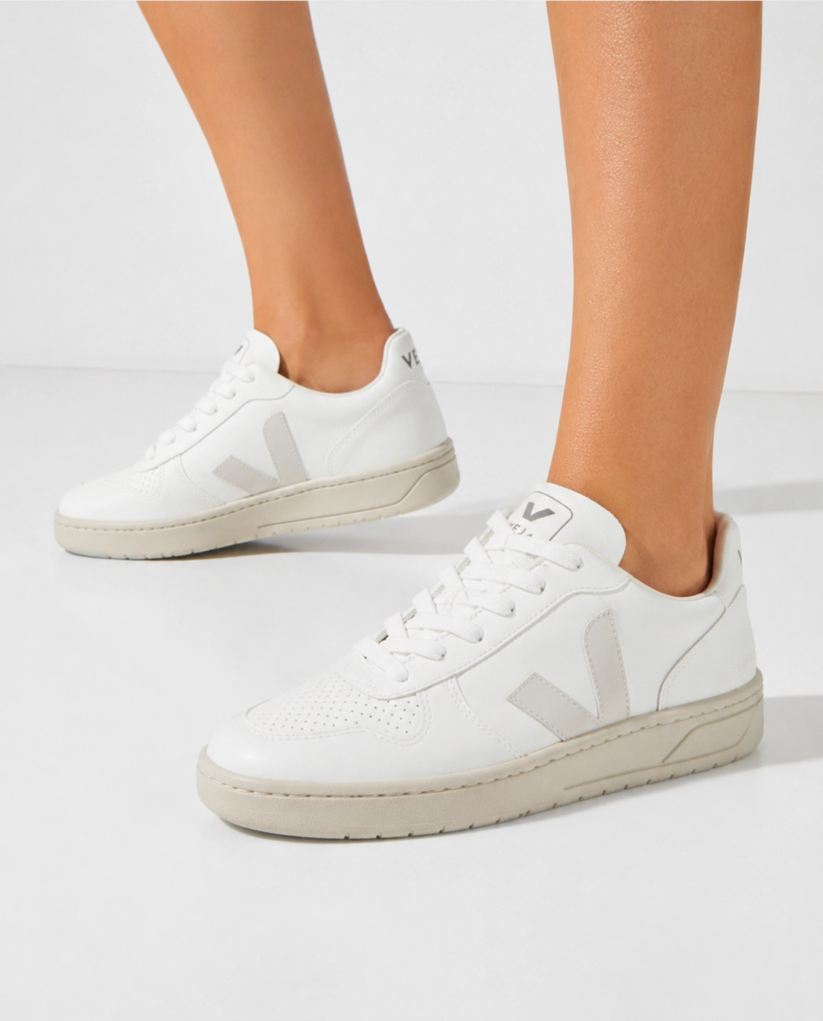 Białe sneakersy z logo V-10 - Image #1