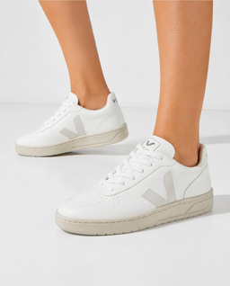 Białe sneakersy z logo V-10 - Image #1