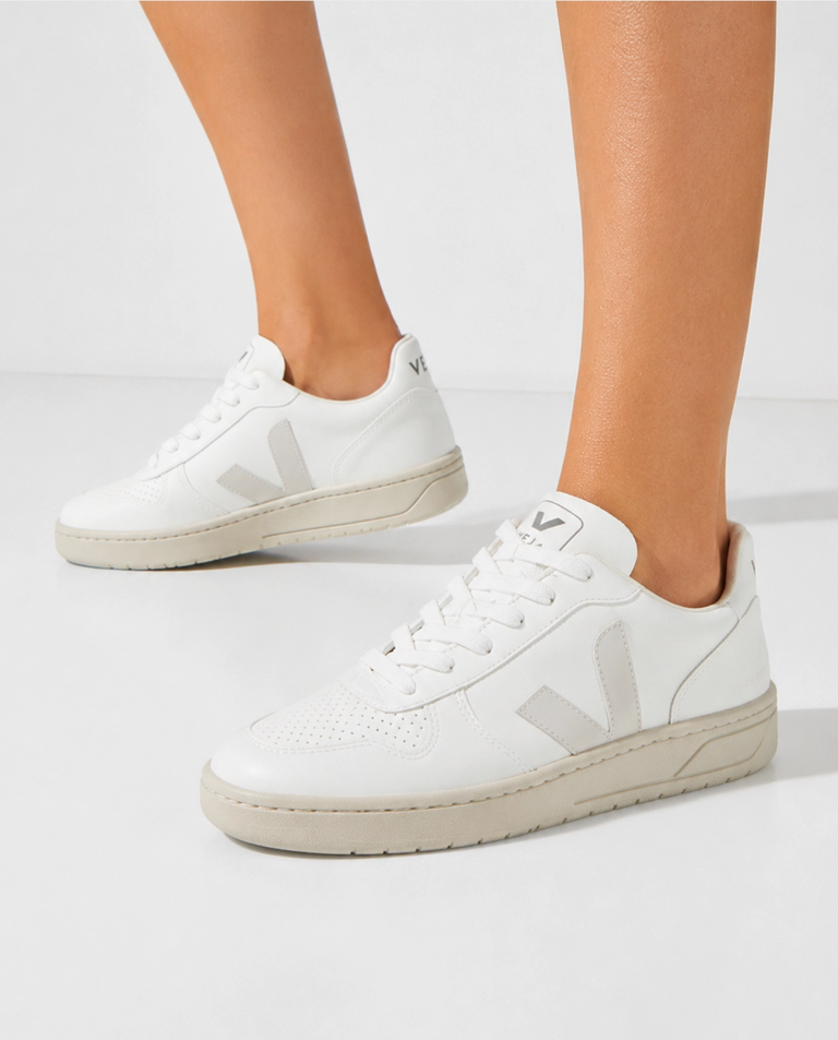 Białe sneakersy z logo V-10