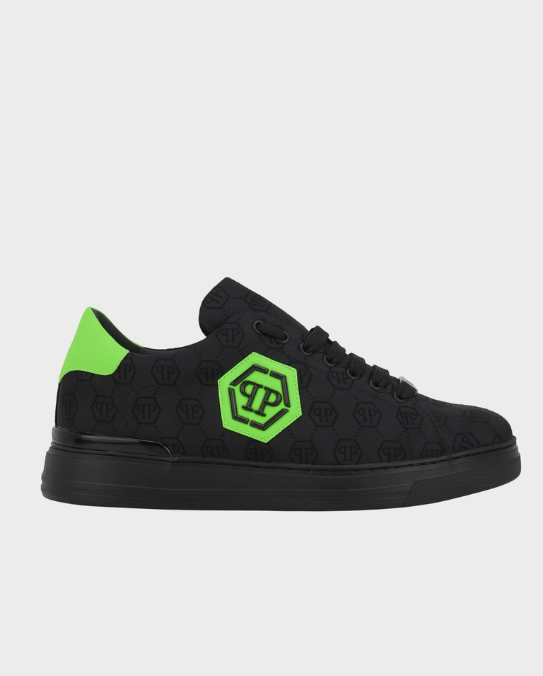 Czarne sneakersy z monogramem