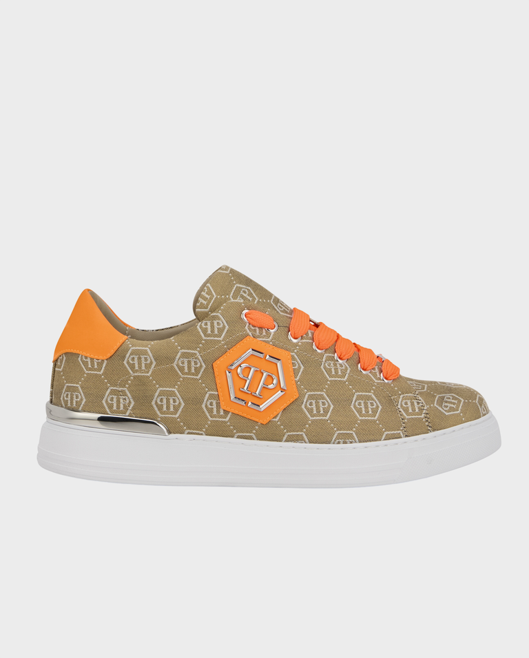 Beżowe sneakersy z monogramem