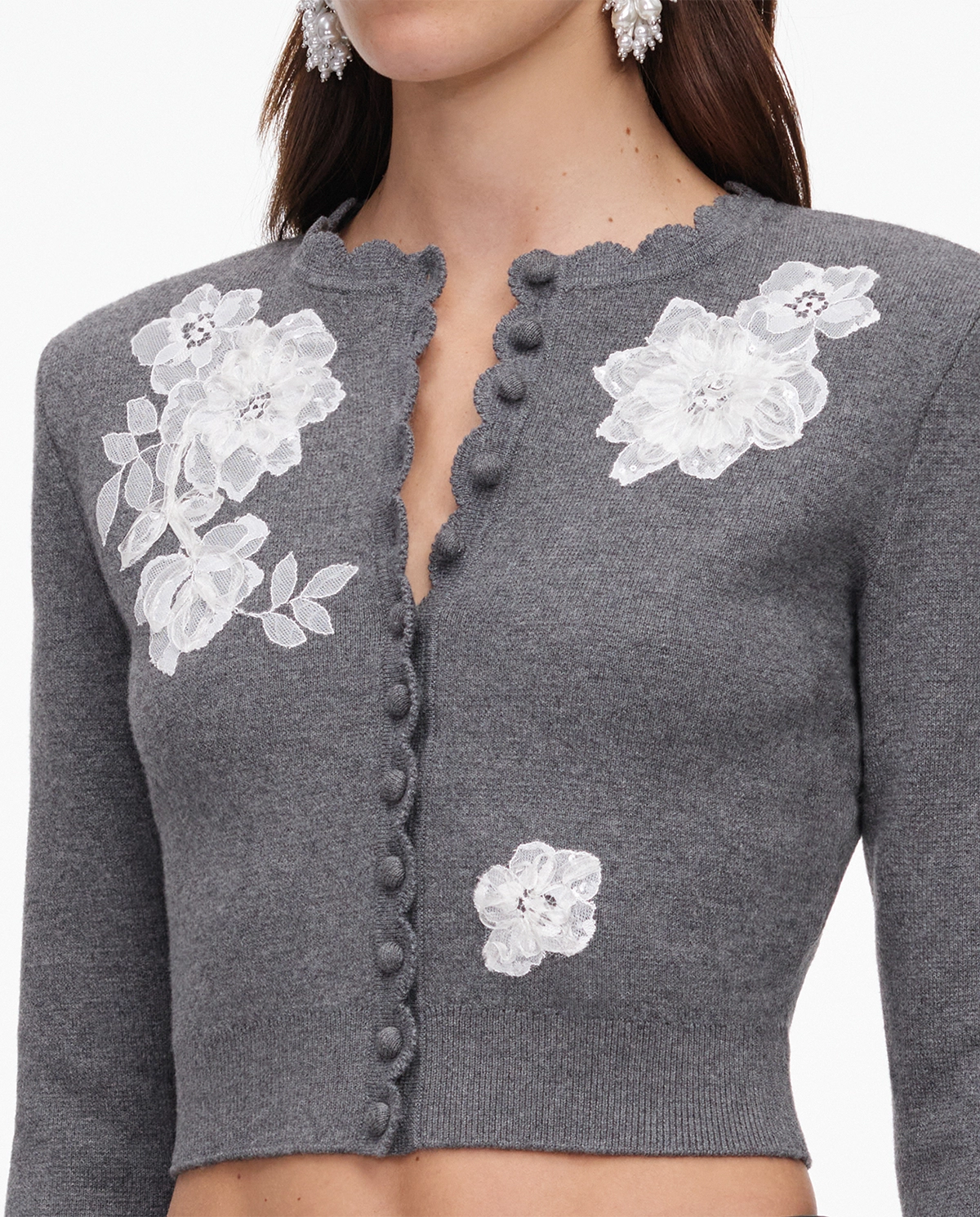 Szary dzianinowy kardigan z kwiatową aplikacją - Image #4