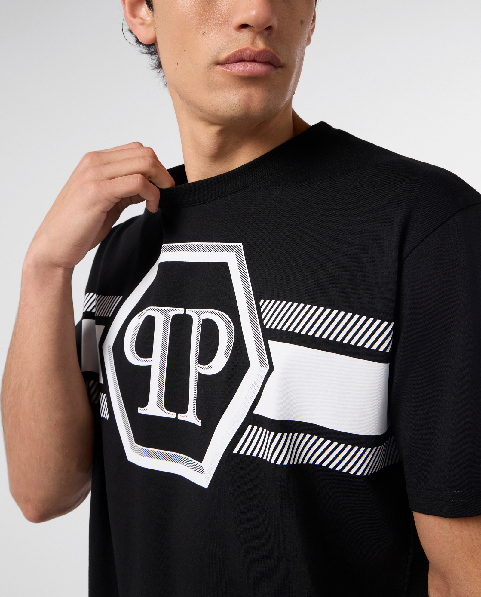 Czarny t-shirt z kontrastowym logo - Image #4
