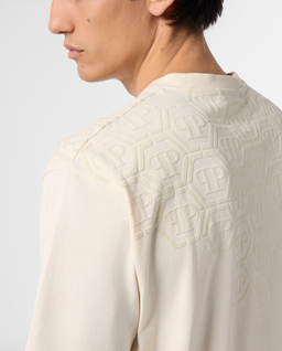 Beżowy t-shirt z ozdobnym monogramem - Image #4