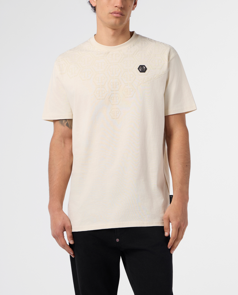 Beżowy t-shirt z ozdobnym monogramem