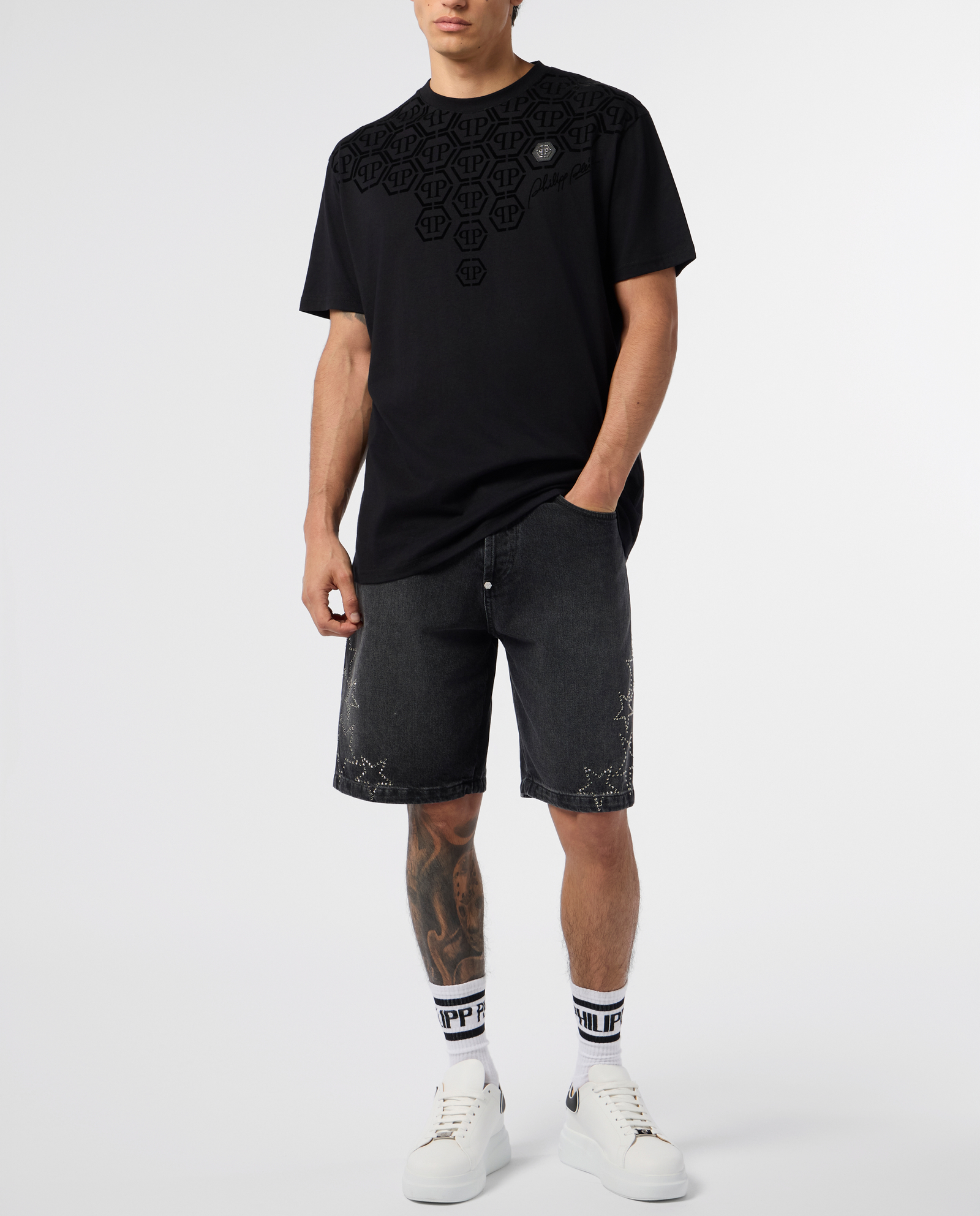 Czarny t-shirt z ozdobnym monogramem - Image #3