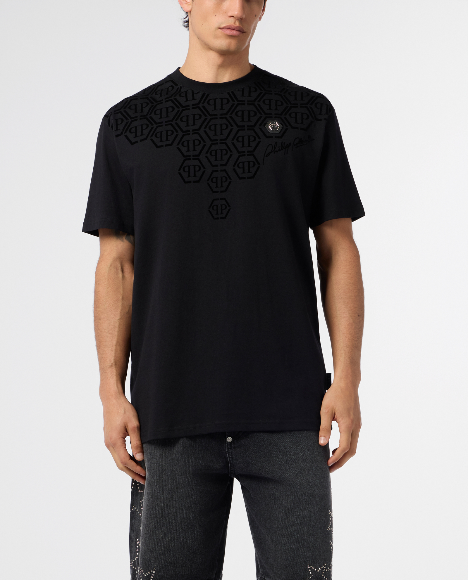 Czarny t-shirt z ozdobnym monogramem - Image #1