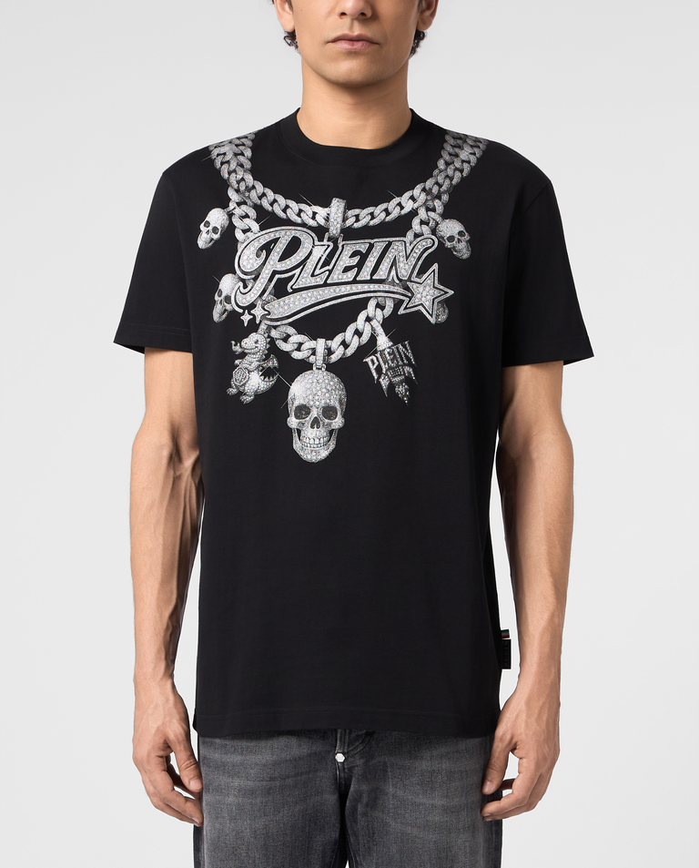 Czarny t-shirt z ozdobną grafiką