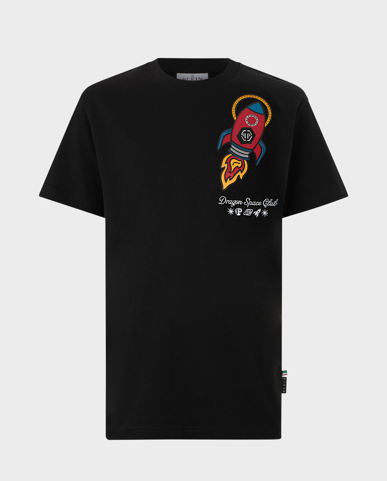 Czarny t-shirt z naszywką