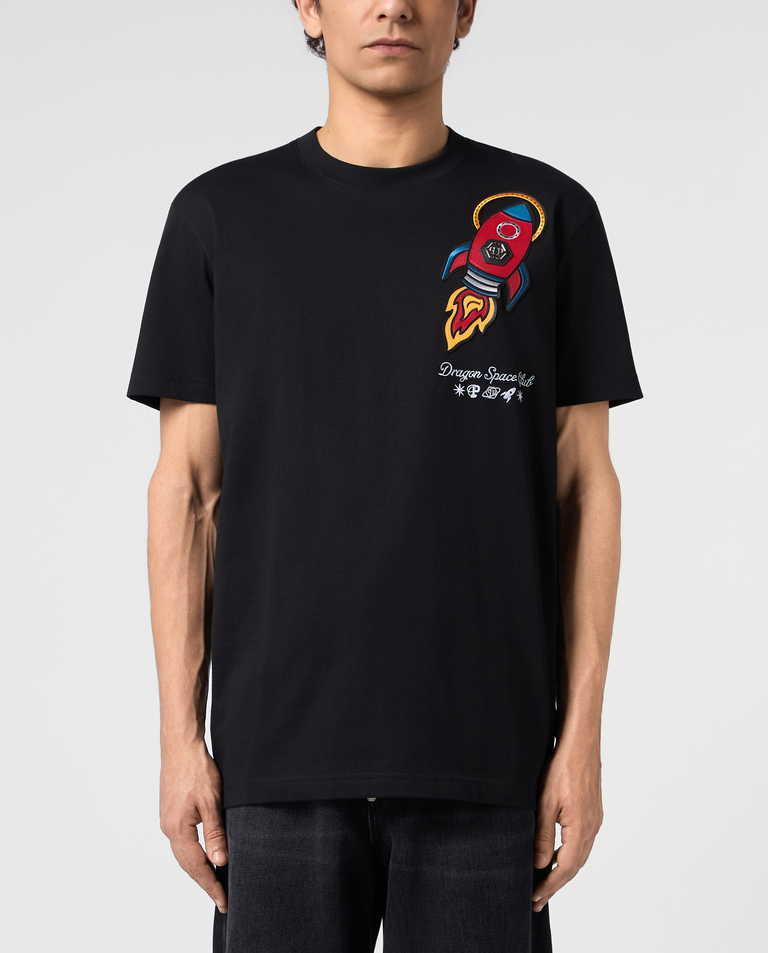 Czarny t-shirt z naszywką