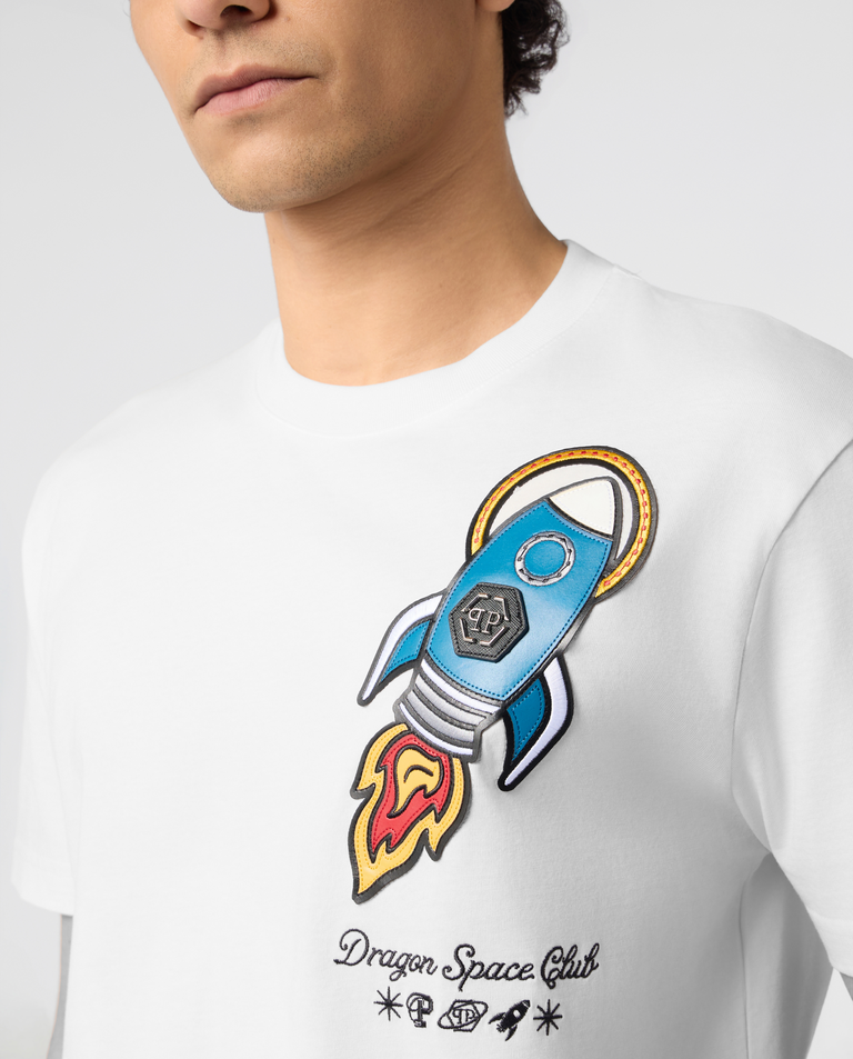 Biały t-shirt z naszywką - Image #2