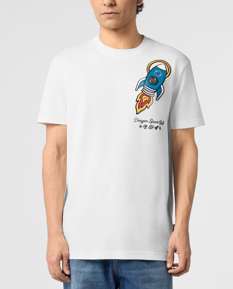 Biały t-shirt z naszywką