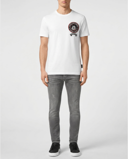 Biały t-shirt z naszywką - Image #2