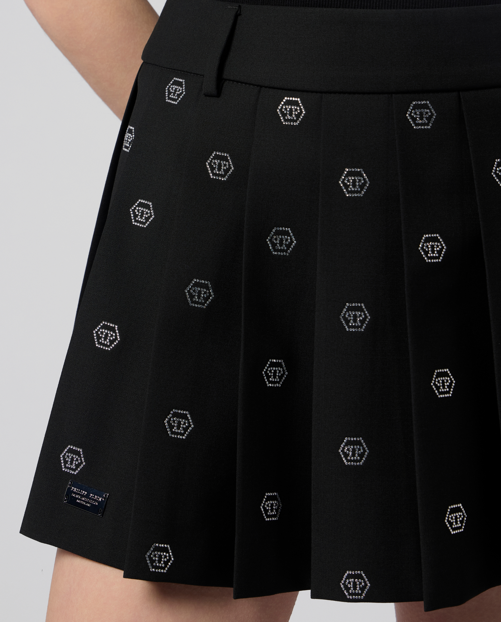 Czarna spódnica mini z monogramem - Image #4