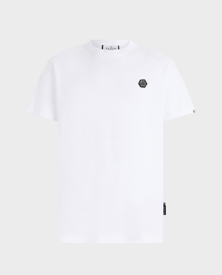 Biały t-shirt z naszywką z logo