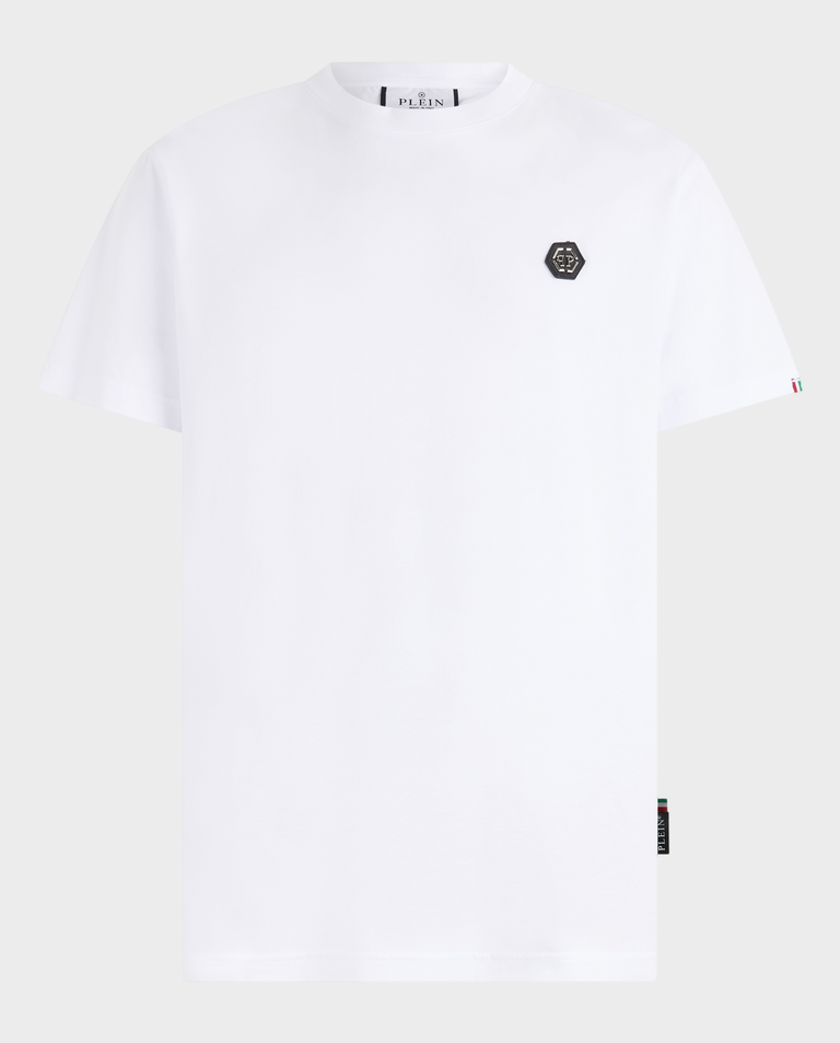 Biały t-shirt z naszywką z logo