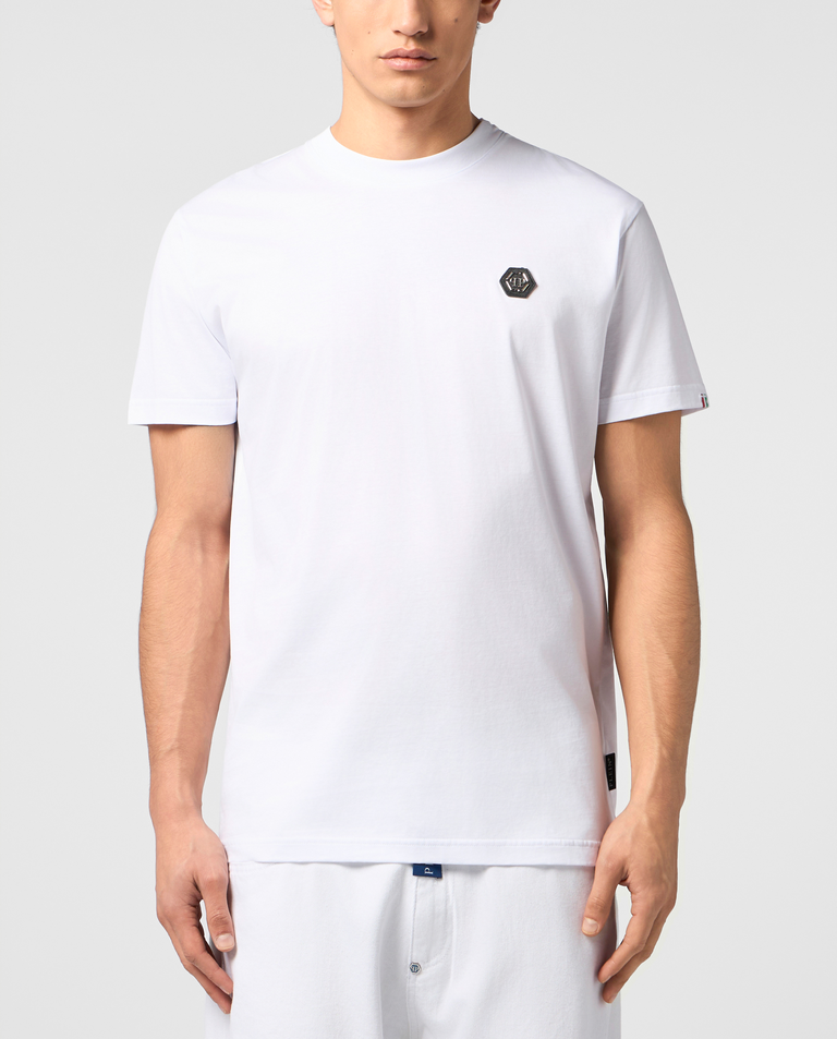 Biały t-shirt z naszywką z logo