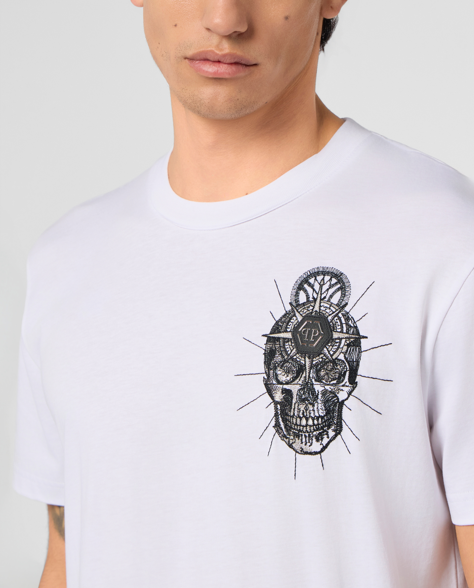 Biały t-shirt z motywem czaszki - Image #4