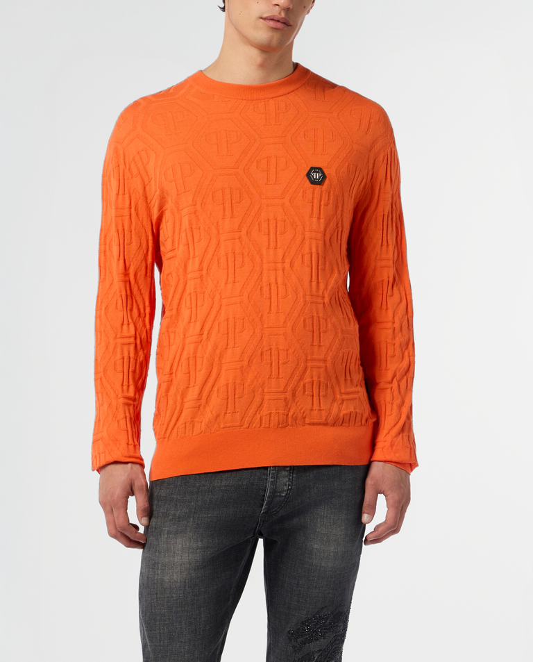 Pomarańczowy sweter z monogramem