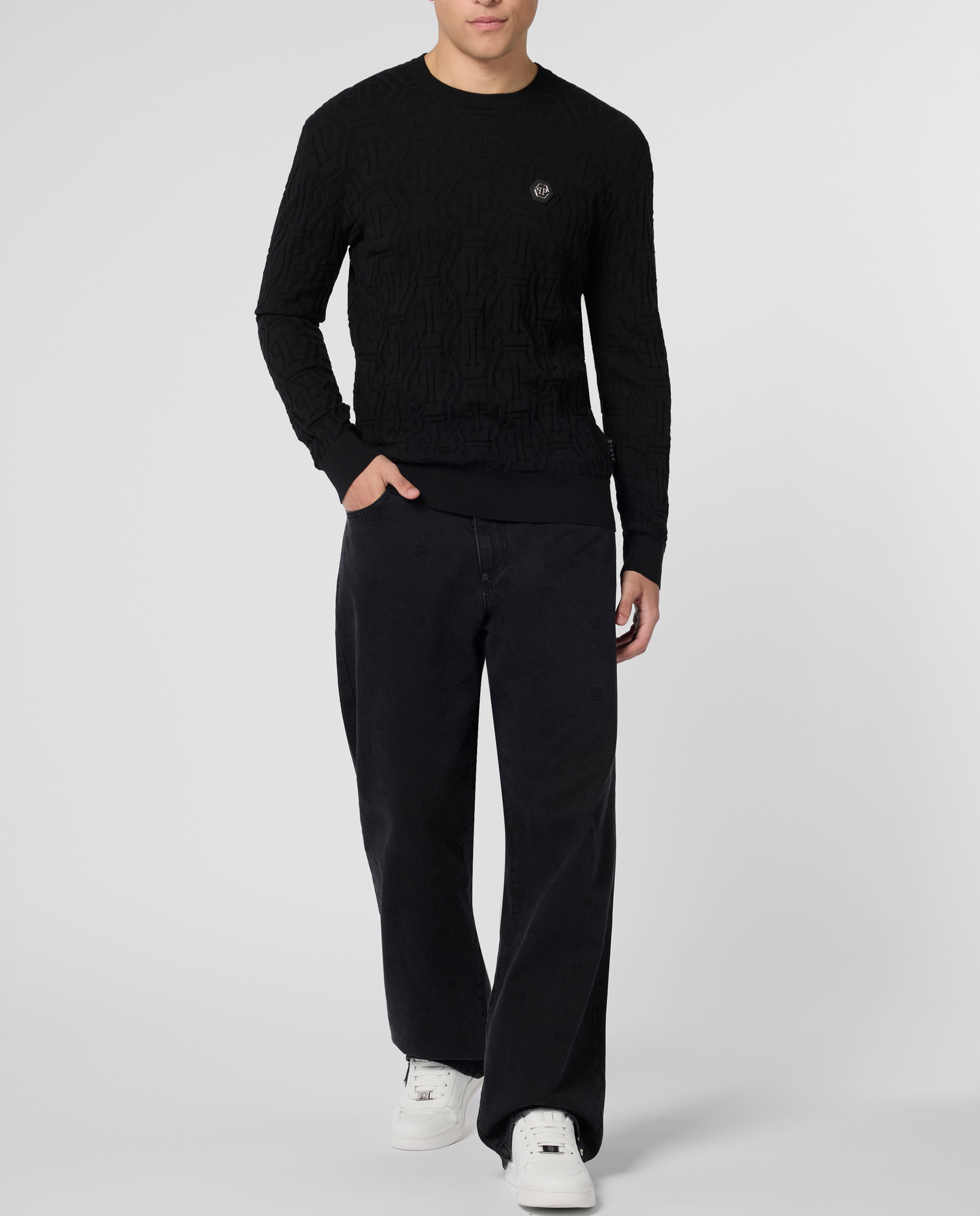 Czarny sweter z monogramem - Image #3