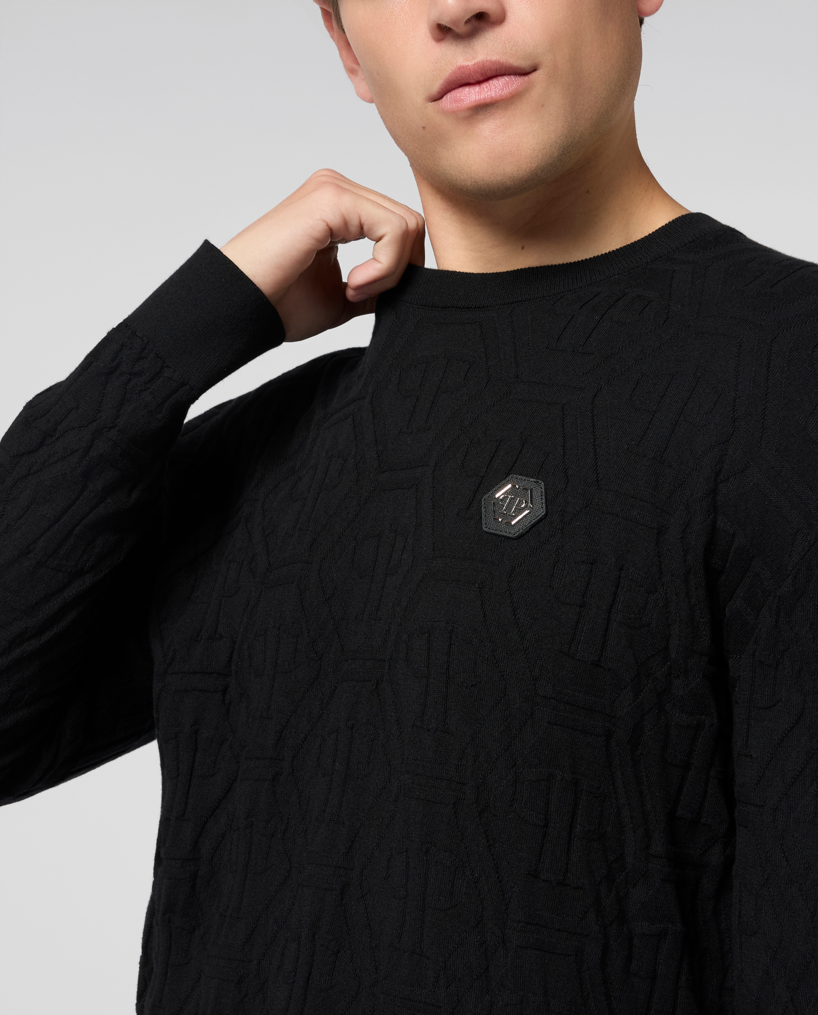 Czarny sweter z monogramem - Image #4