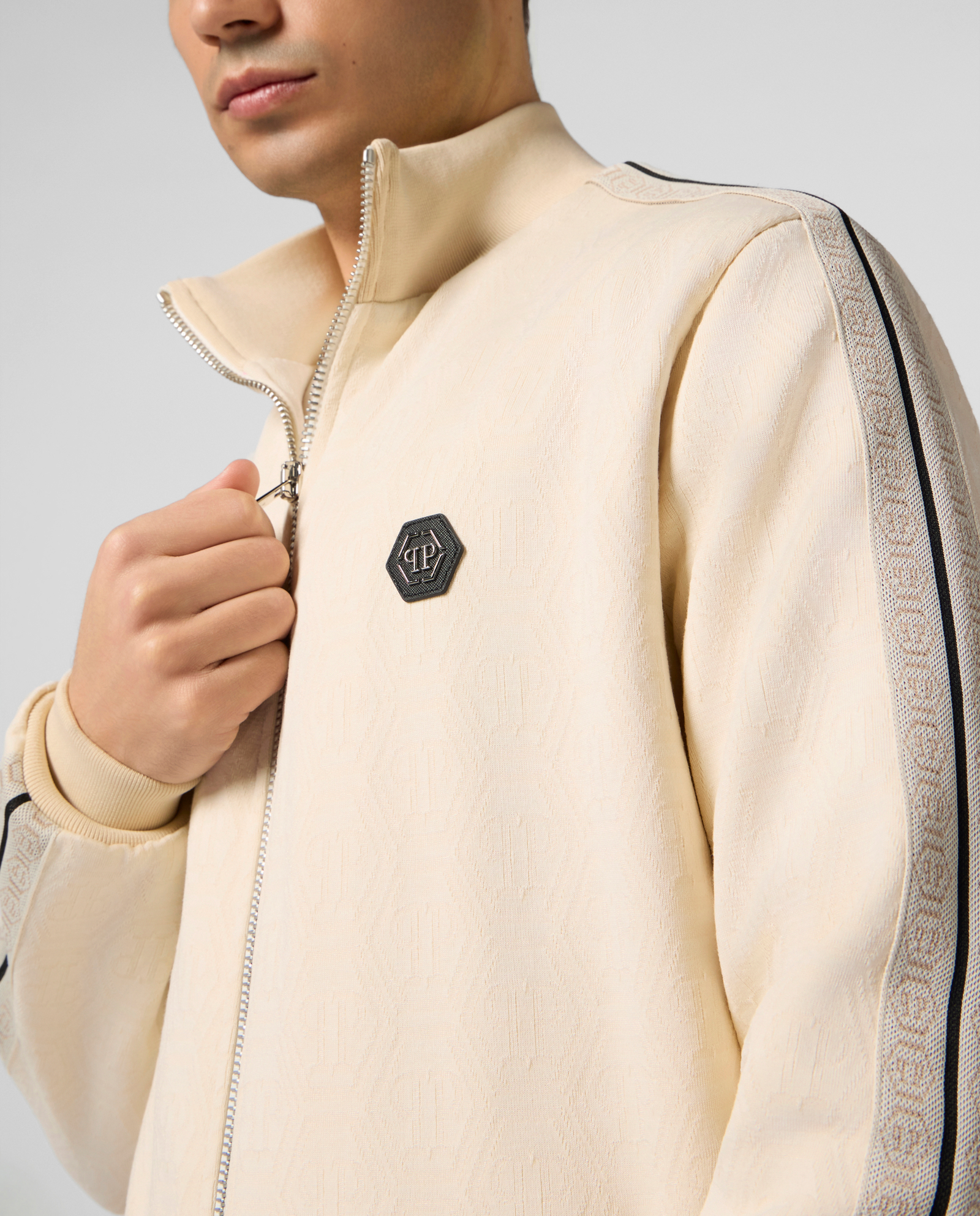 Beżowa bluza z monogramem - Image #4