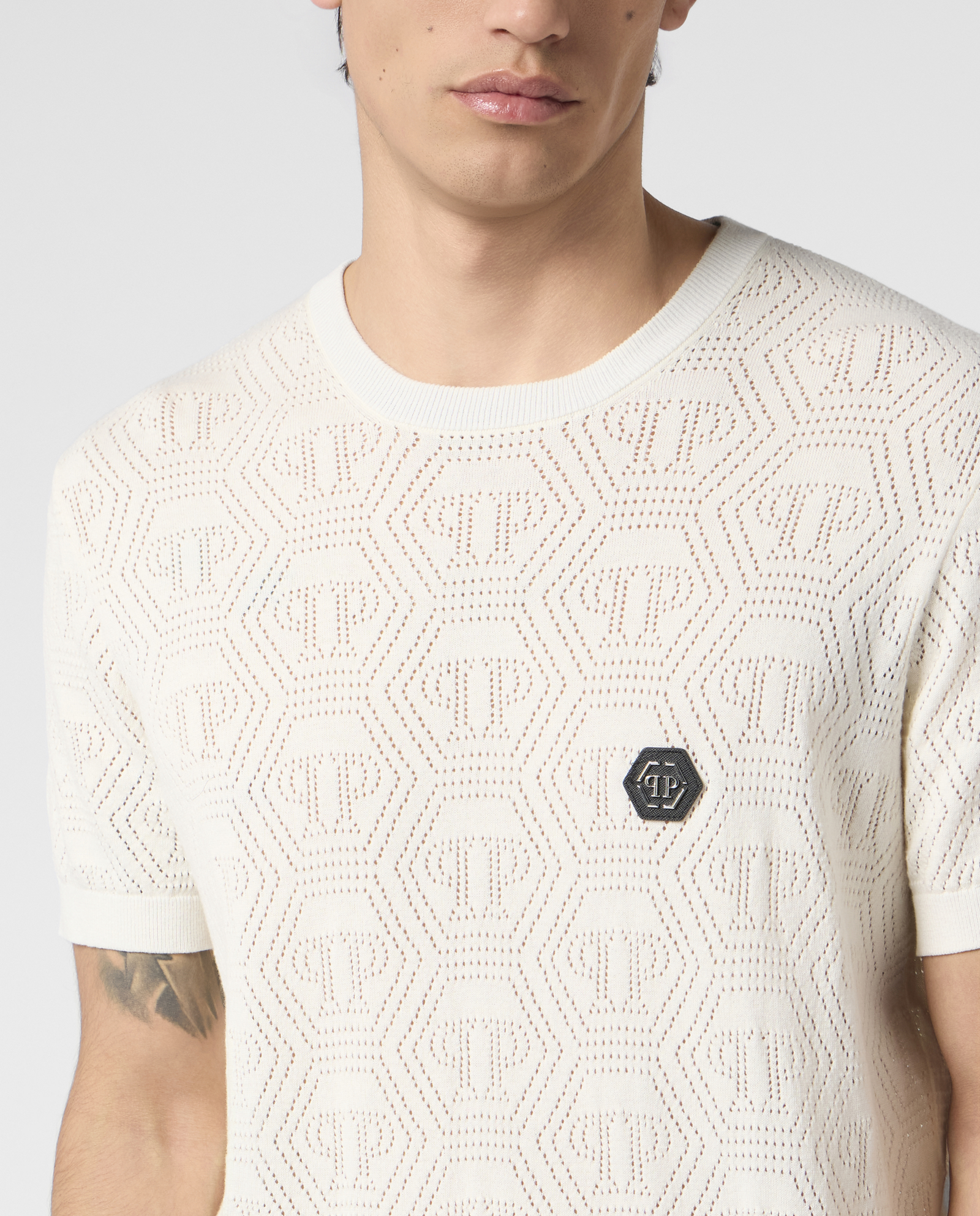 Kremowy t-shirt z ażurowym monogramem - Image #4