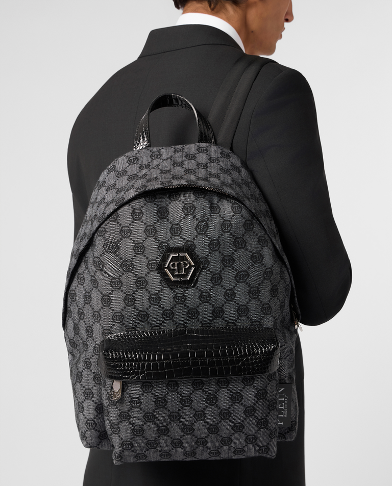 Czarny plecak z monogramem