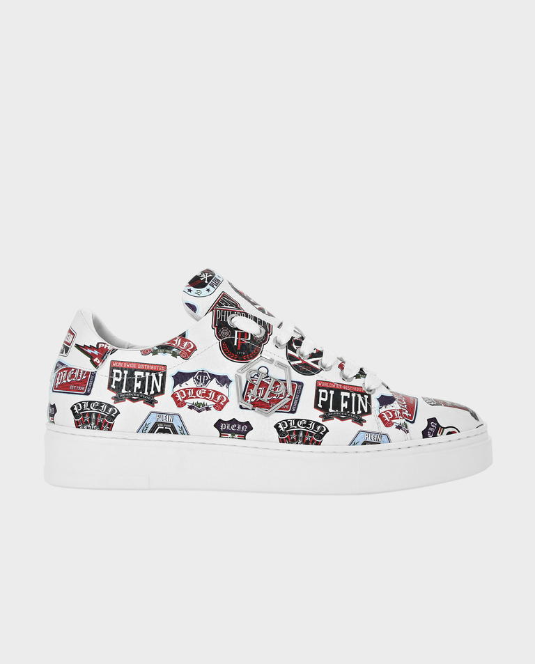 Białe sneakersy z naszywkami Carson