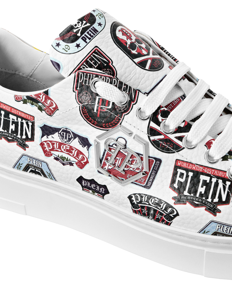 Białe sneakersy z naszywkami Carson - Image #3