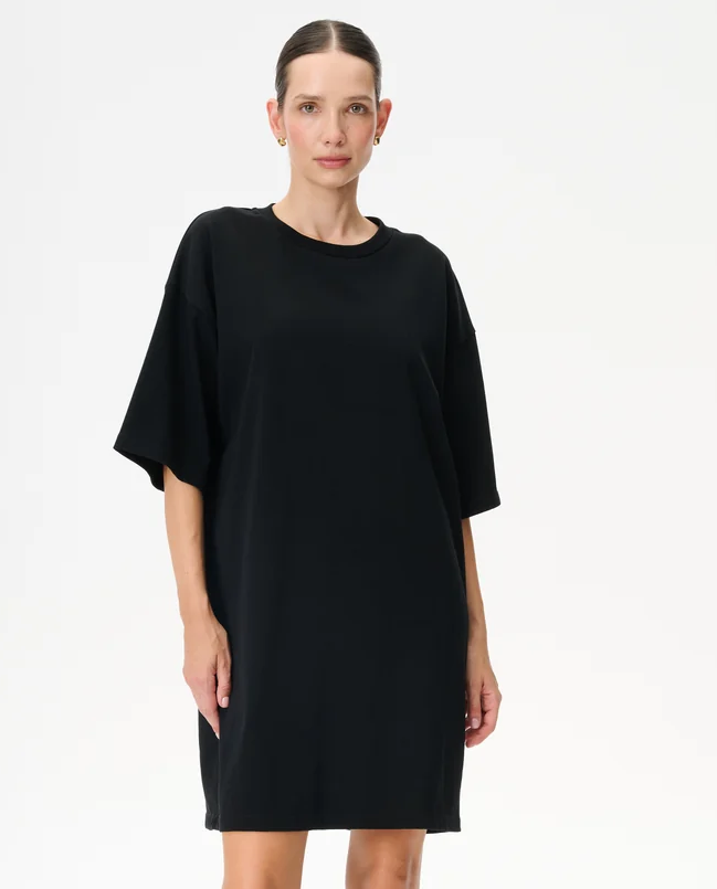 Czarna sukienka o t-shirtowym kroju Victoria