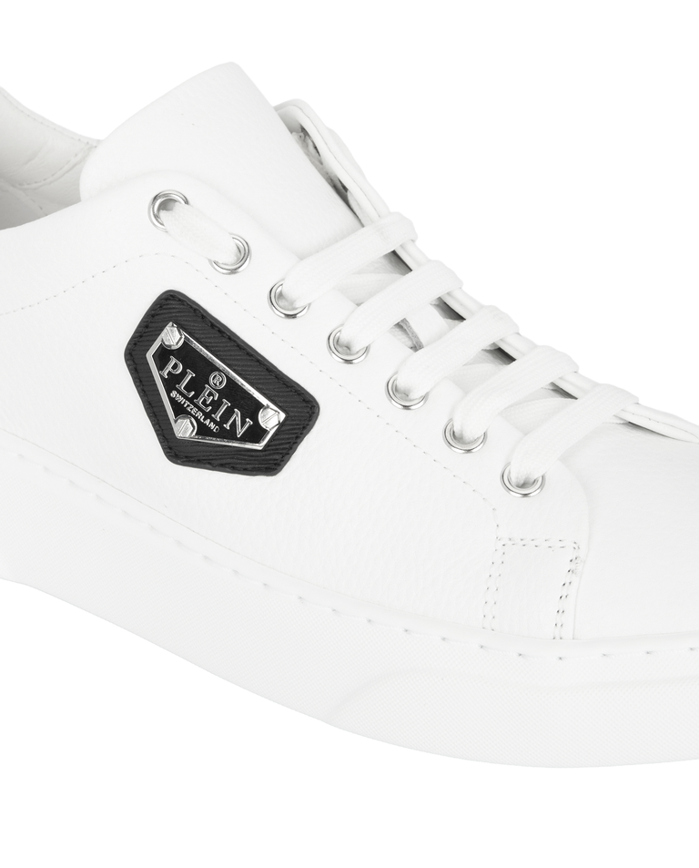 Białe sneakersy Iconic - Image #5