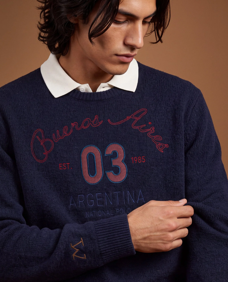 Granatowy sweter z haftowanym logo i paskami - Image #3