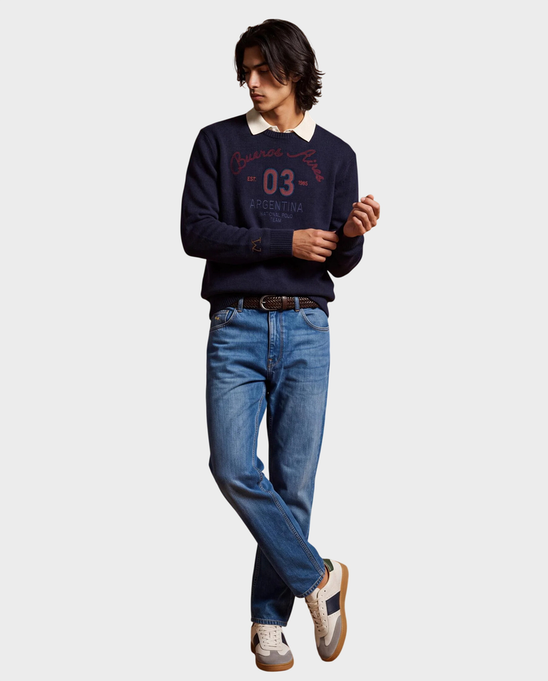 Granatowy sweter z haftowanym logo i paskami - Image #2