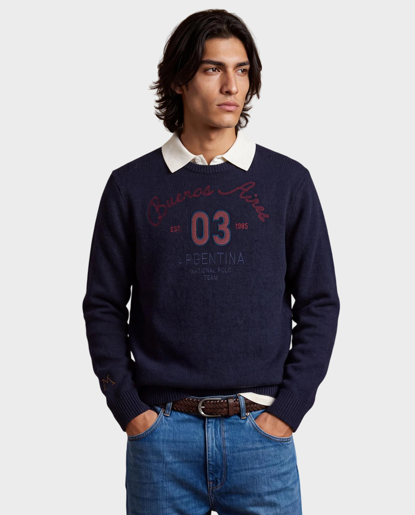 Granatowy sweter z haftowanym logo i paskami - Image #0