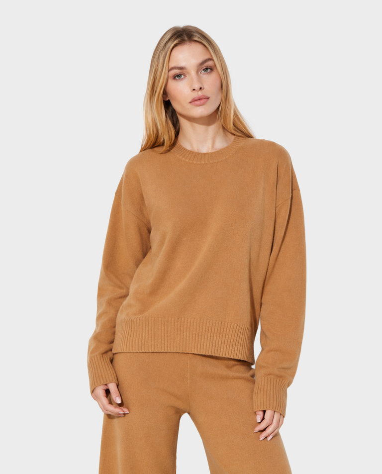 Ciemnobeżowy dzianinowy sweter