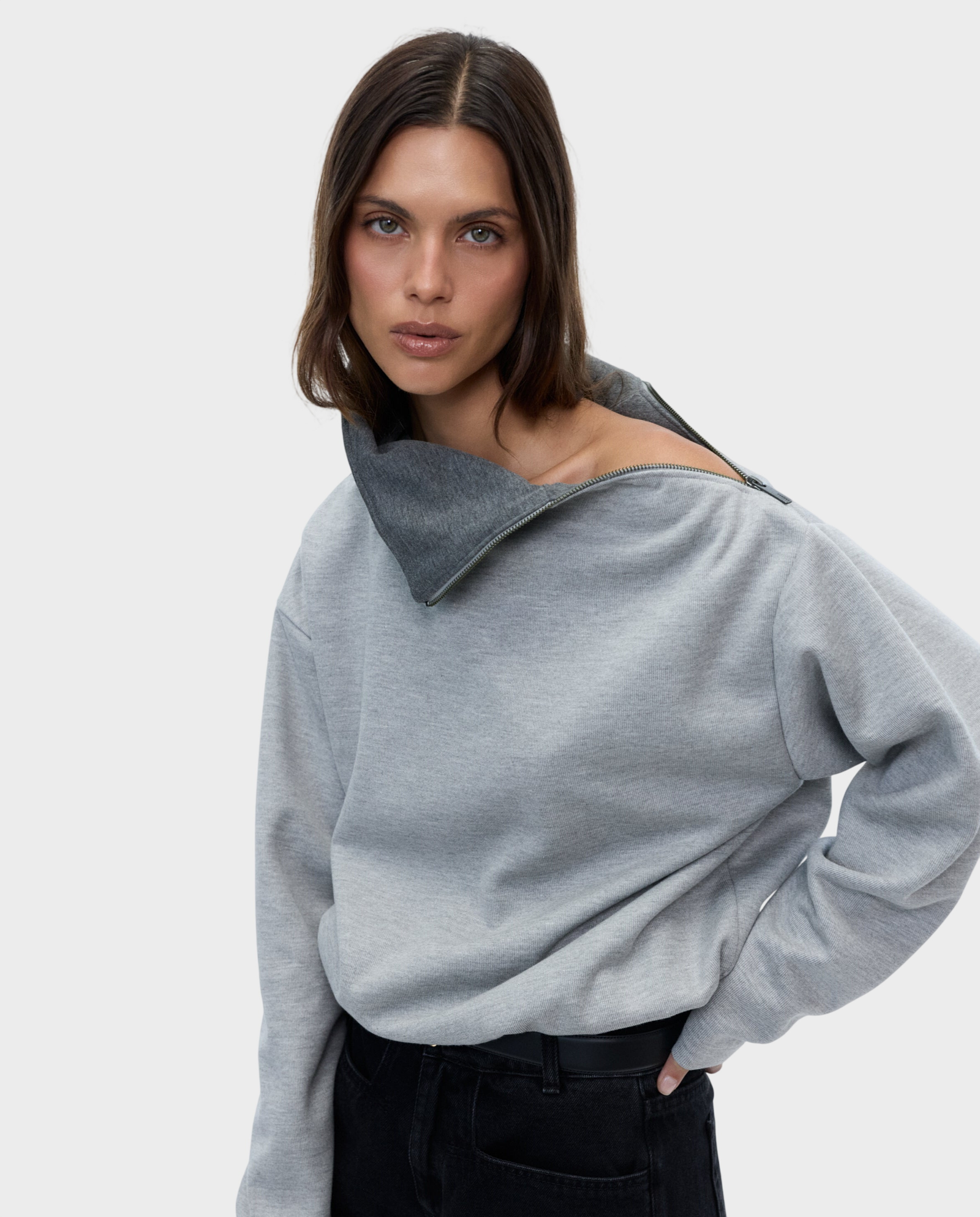 Szara bluza z wysokim kołnierzem Mila - Image #1